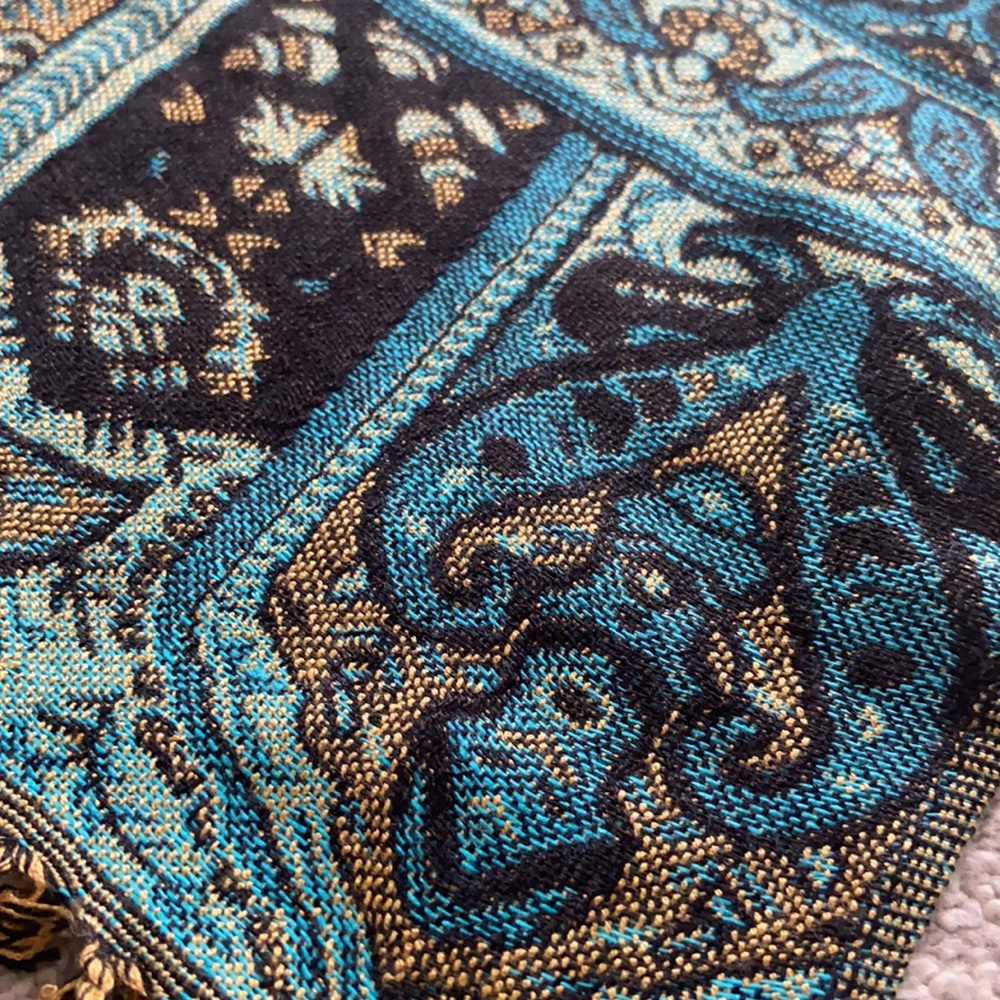Authentic Italian Shawl/Scarf - Picture 3 of 6